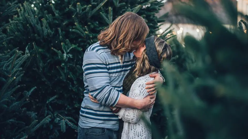 Plan cul entre adultes : un couple se serre dans les bras