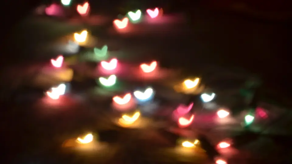 Plan cul en toute discrétion : des lumières en forme de cœur dans la nuit