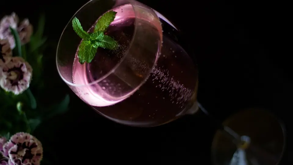 Plan cul ou rencontre classique : un verre éclairé sur fond noir