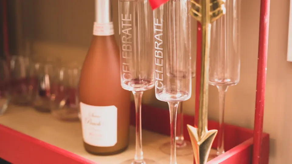 Plan cul Bordeaux : une bouteille de rosé et deux flûtes