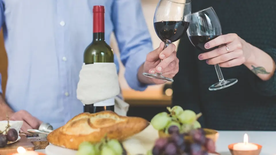 Plan cul Dijon : deux verres de vin rouge lors d'un dîner