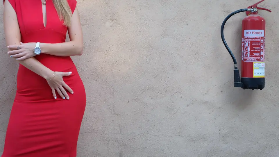 Plan cul Grand Est : une femme en robe rouge près d'un mur blanc