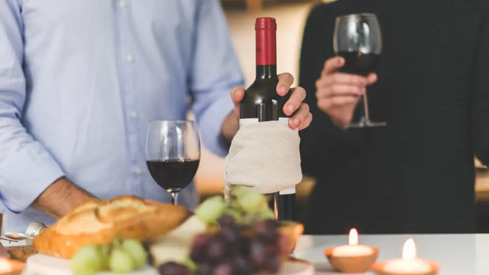 Plan cul gratuit : un dîner aux chandelles avec du vin
