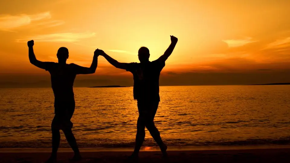 Plan cul Le Havre : un couple danse en silhouette devant le soleil couchant