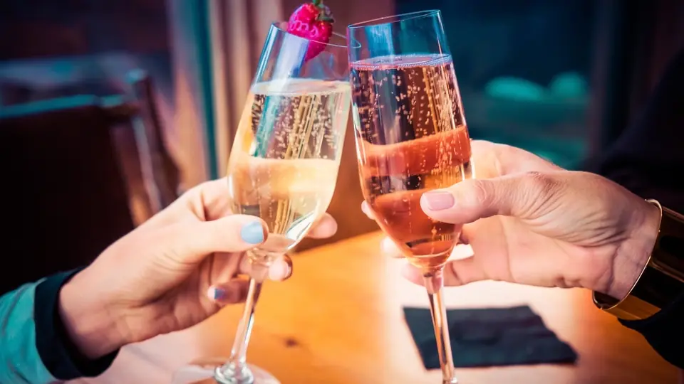 Plan cul Montpellier : deux coupes de champagne qui trinquent