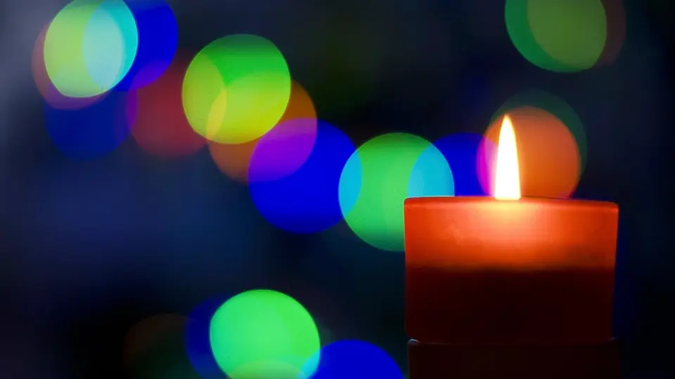 Plan cul Nantes : une bougie allumée devant des lumières floues colorées