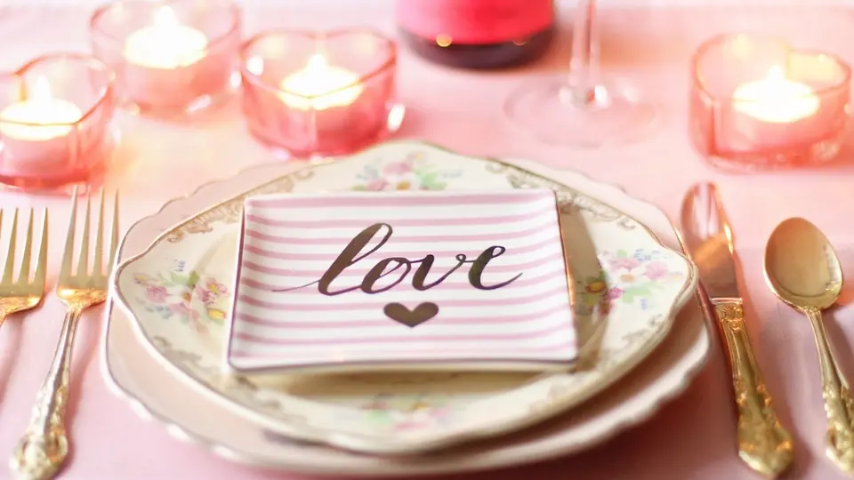 Plan cul Normandie : une table de fête avec des bougies et une assiette « love »