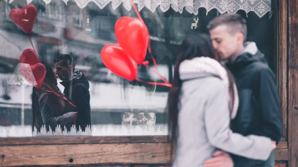Plan cul Nouvelle-Aquitaine : un couple s'embrasse près de ballons en forme de cœur