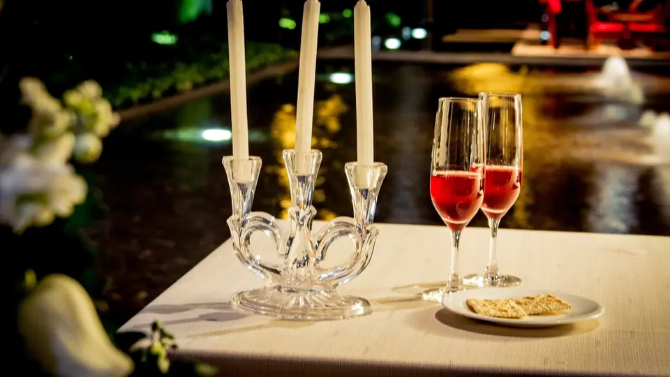 Plan cul Paris : un chandelier et deux verres sur une table le soir