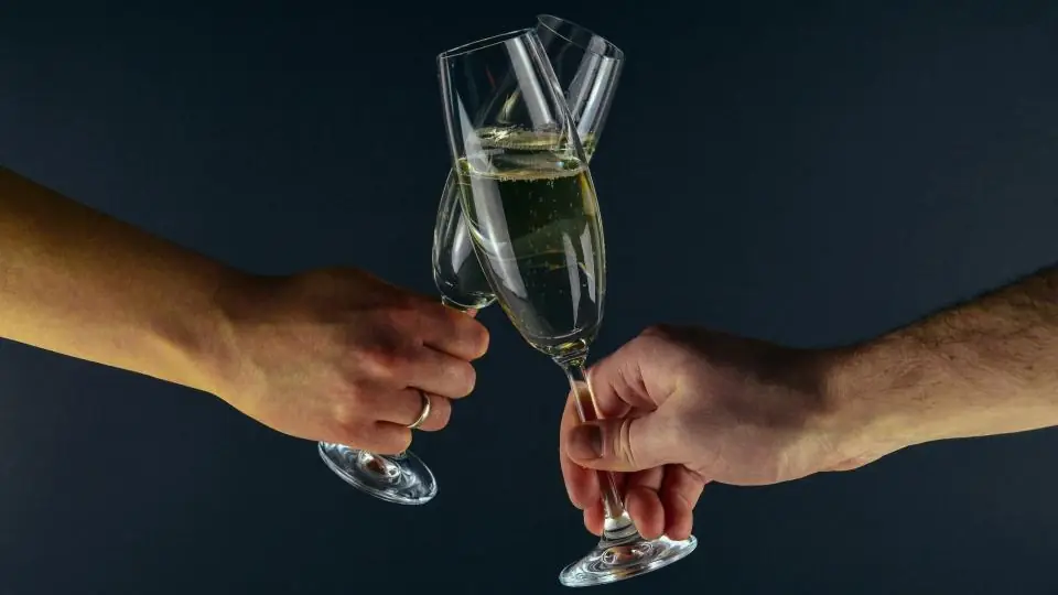 Plan cul Reims : deux mains qui trinquent avec des flûtes