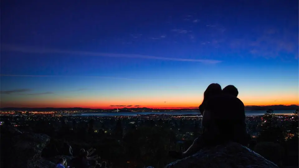 Plan cul Rennes : un couple assis en silhouette face au ciel du soir