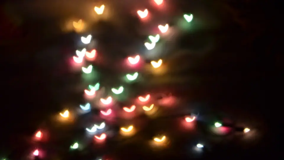 Premier rendez-vous plan cul : des lumières de fête floues dans la nuit
