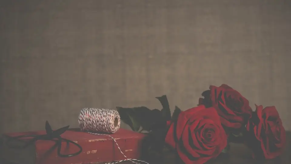 Rencontre coquine : des roses rouges et un collier de perles